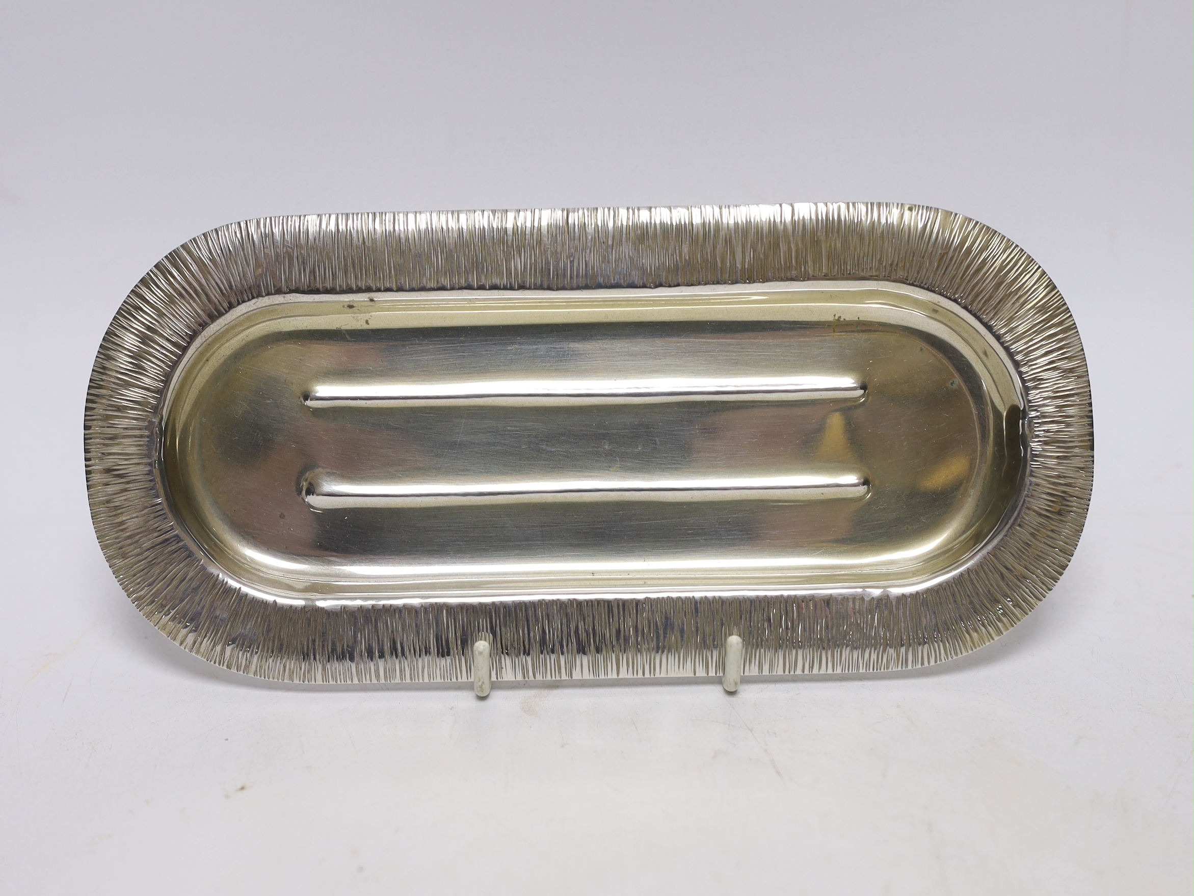 An Elizabeth II part textured silver oval pen tray, by Pruden & Smith, Sheffield, 2001, 21.2cm, 5.4oz.